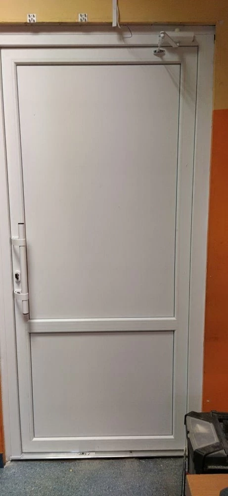Монтаж глухих пластиковых дверей для коммерческого помещения